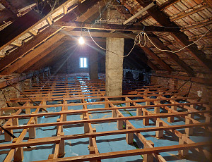 Zateplení stropu zděného rodinného domu pomocí foukané izolace